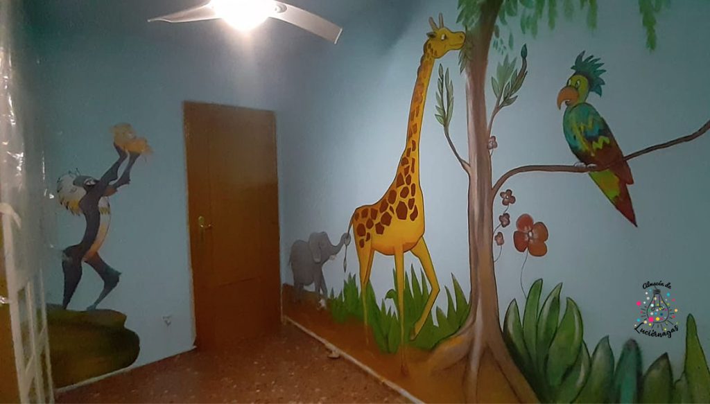 Pintura mural personalizada en habitación infantil (Almacén de Luciérnagas)